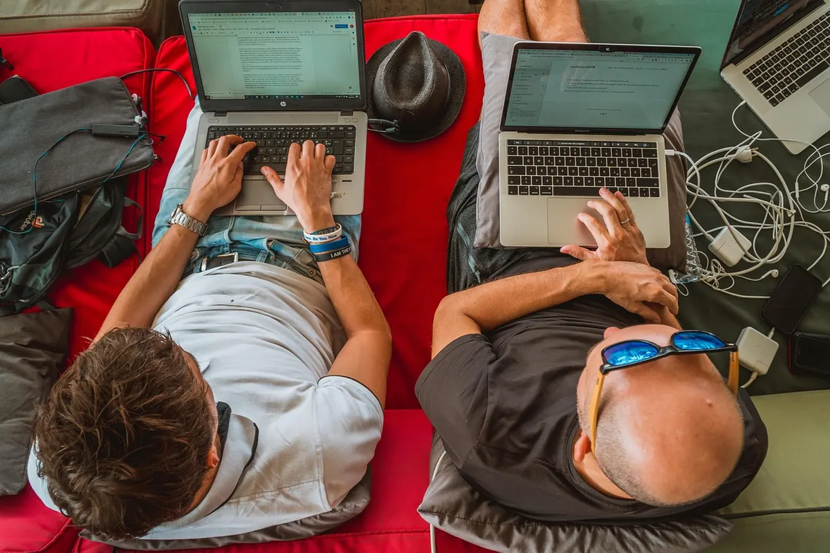 Freelance Journalist vs Staff Writer: Key Differences for Media Contacts